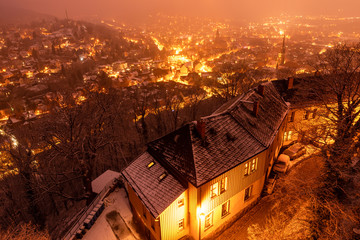 Nachtaufnahme, Abends über dem verschneiten Ort Wernigerode im Harz