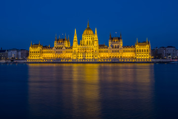 Fototapeta na wymiar Hungarian parliament, Budapest at night