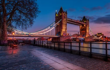 Poster Tower Bridge torenbrug in londen bij zonsondergang Londen VK 26 maart