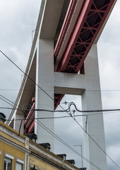 Naklejka premium Underneath the 25th of April Bridge