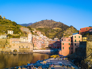 Fototapeta na wymiar Le Cinque Terre, paese di Vernazza con affaccio a precipizio sul mare. Concetto di vacanze estive in Italia