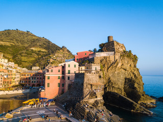 Le Cinque Terre, paese di Vernazza con affaccio a precipizio sul mare. Concetto di vacanze estive nel borgo più bello d'Italia.