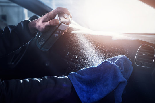professionelle Autoreinigung in einer Werkstatt - Mann reinigt den Innenraum eines Fahrzeuges_professional car cleaning in a garage - man cleans the interior of a vehicle