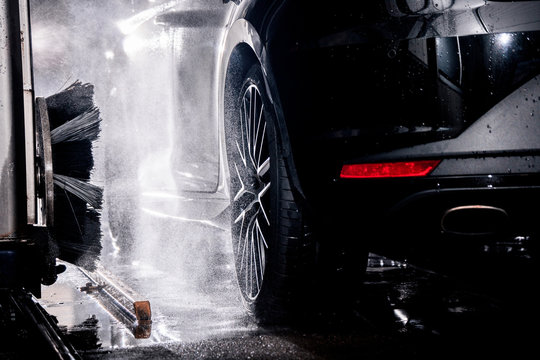 Automatische Autow&auml;sche mit modernen Waschb&uuml;rsten f&uuml;r die Felgen_Automatic car wash with modern washing brushes for the rims