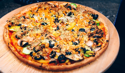  Close-Up Pepperoni Pizza Neapolitan pizza cheese, salami, Tomatoes, pepper, Spices and Fresh Basil. Italian pizza at restaurant  Eating and leisure concept.lifestyle Organic Gourmet Concept banner