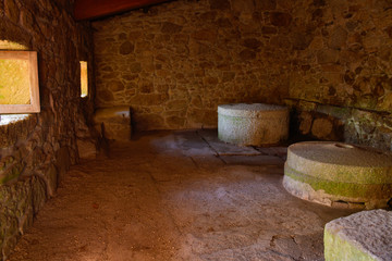 Fototapeta na wymiar Interior de molino de agua antiguo. Galicia.