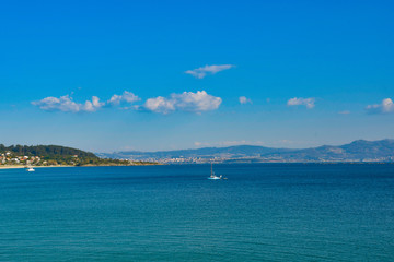 Velero en medio de la Ría de Vigo. Galicia