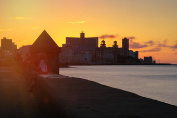 Fototapeta premium Long exposure at sunset with a view of the Havana skyline and the ocean