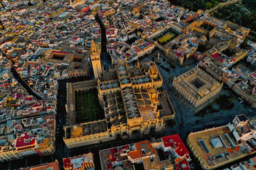 Obraz premium Sevilla Luftbilder - Alcázar, Plaza de España, Kathedrale von Sevilla, Giralda, Torre del Oro, Plaza de toros de la Real Maestranza de Caballería de Sevilla und mehr Sehenswürdigkeiten mit der Drohne 