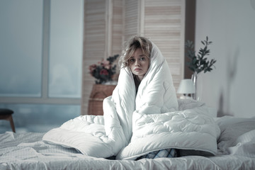 Obraz premium Depressed woman feeling unmotivated in the morning