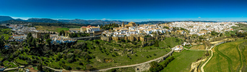 Ronda Spanje luchtfoto van middeleeuws stadje op een heuvel, omringd door muren en torens met een beroemde brug over de kloof