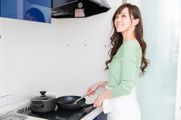 料理をする女性