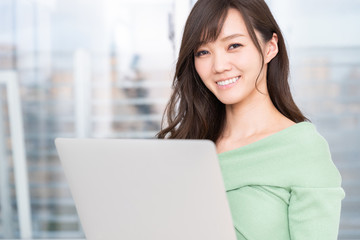部屋でラップトップコンピューターを見る女性