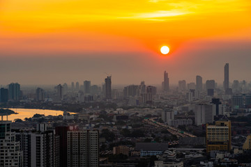 Obraz premium High Rise Buildings at Downtown in Bangkok Thailand in the evening.