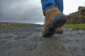 Wanderschuh Sohle dreckiger Weg dreckiger Boden laufen wandern Dreck episch auftreten matsch...