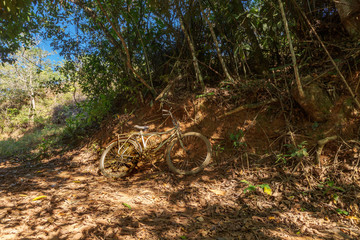 Bicicleta em estrada rural brasileira