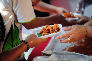 Share food with homeless homeless people: the concept of donation