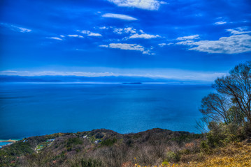 Fototapeta premium 瀬戸内海 遠方に愛媛県の山並み 紫雲出山から撮影(香川県三豊市)