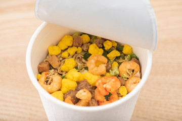 カップ麺にお湯を注ぐ