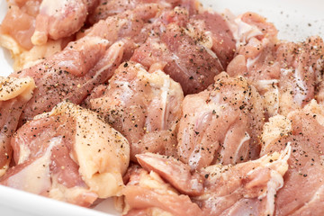 鶏肉に胡椒をかける