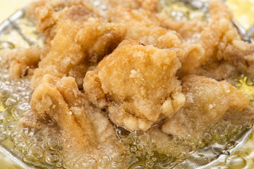 唐揚げを揚げる