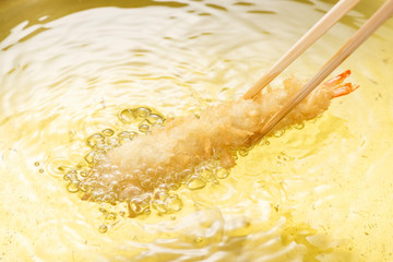 エビフライを揚げる