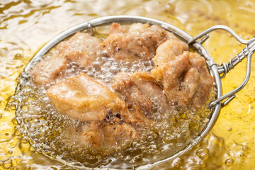 唐揚げを揚げる