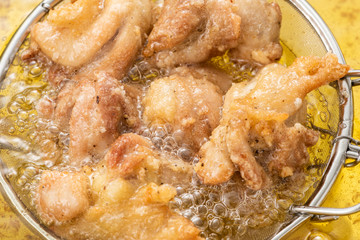 唐揚げを揚げる