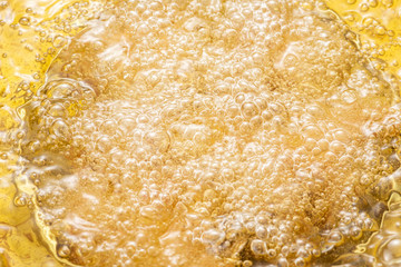 唐揚げを揚げる