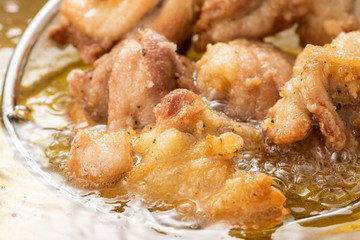 唐揚げを揚げる