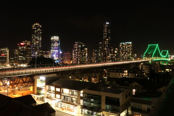 Fototapeta na wymiar Fabulous bridge on the night life in Brisbane