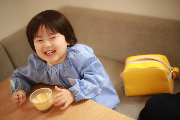 おやつを食べる男の子