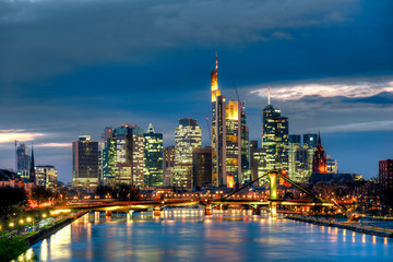 Fototapeta na wymiar Die Skyline der Frankfurter Innenstadt mit Hochhauskulisse am Abend vom Fluß Main aus gesehen