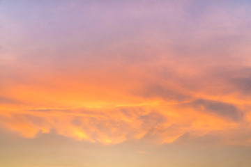 Fototapeta premium Niebo światło zachód słońca. Pomarańczowe niebo chmury w tle