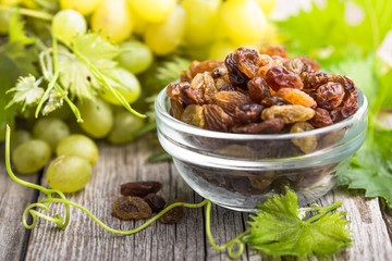 Golden raisin raisin on wooden background