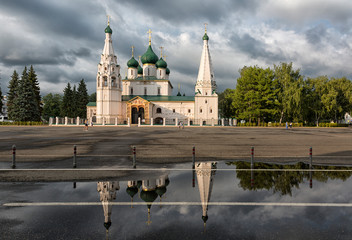 Obraz premium Temple of Elijah the Prophet in Yaroslavl on a summer day after rain with reflection in a puddle, Russia