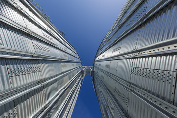 Elevator against the blue sky © Alek
