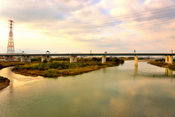 Fototapeta premium 秋色に染まる相模川の景色と橋
