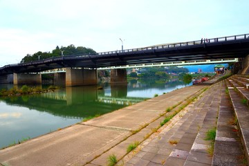 木曽川に架かる犬山橋と鵜飼艇