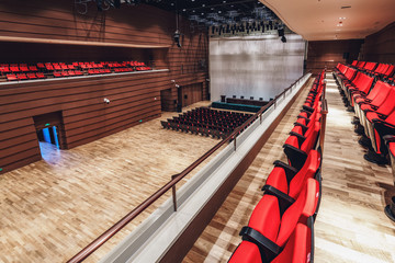 Obraz premium The bright and spacious interior structure of the theatre lobby