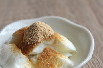 ヨーグルトにきな粉がかかっています