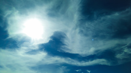 Obraz premium The sun shines violently with clouds, blue sky background, blue sky and clouds.