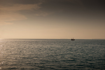 Obraz premium sunset or sunrise with palms and ship in the maldives, exotic destinations for holiday or honeymoon, 