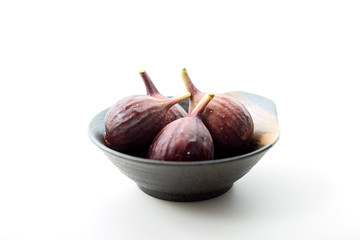 Obraz premium Organic figs in a bowl on white table