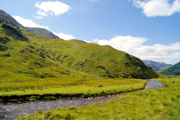 Glen Shiel in Schottland im Sonnenschein
