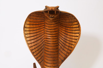 Statuetta in legno di un cobra, sfondo bianco, oggetti da collezione