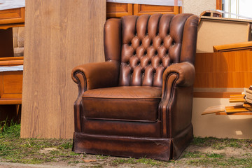 Ein alter Sessel auf dem Sperrmüll