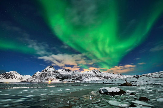 Aurora borealis landscape © Piotr Krzeslak