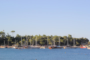 Fototapeta na wymiar Yachts near the pier