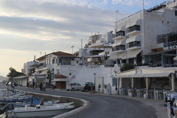 Fototapeta na wymiar City near the bay on a Greek island